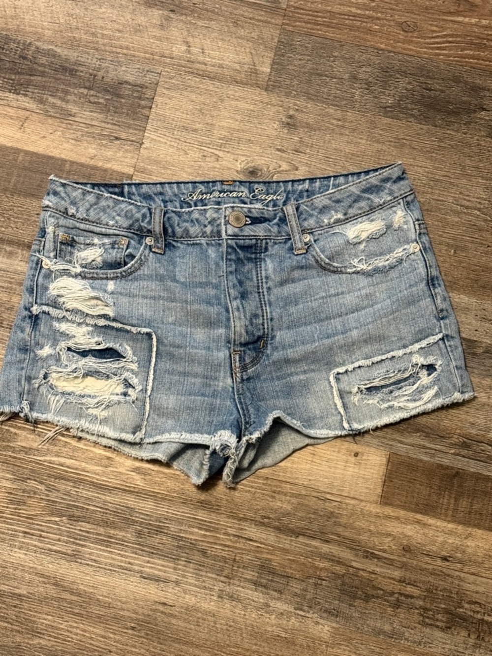 American Eagle Outfitters Light Wash Ripped Distressed Jean Shorts Women’s 8